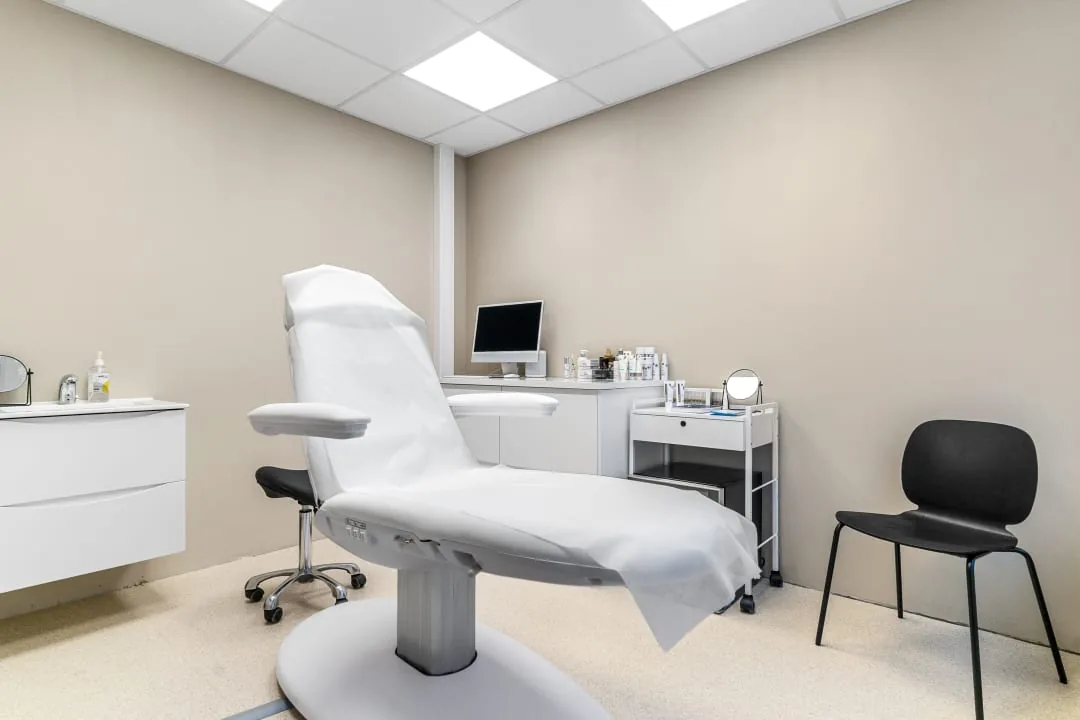Behandlingsrom med produkter hos Ciana Klinikken